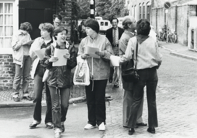 826256 Afbeelding van enkele deelnemers aan de wandelpuzzeltocht door de Utrechtse binnenstad, op de hoek van de Lange ...